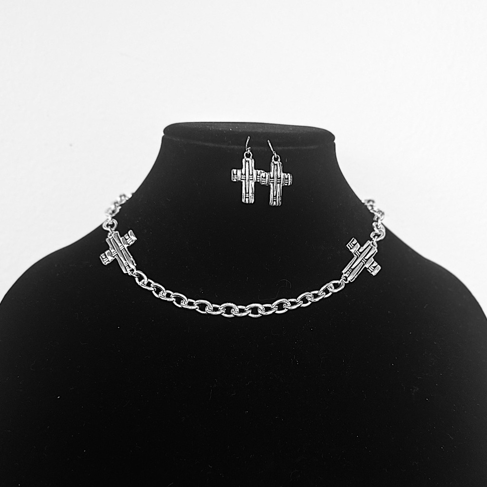 Silver-Toned Necklace With Interlocking Chain And… - image 6